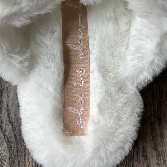 She is Cheval Shoes White Faux Mink Neverending Story Slippers Size 7 Bridal - Picture 7 of 11